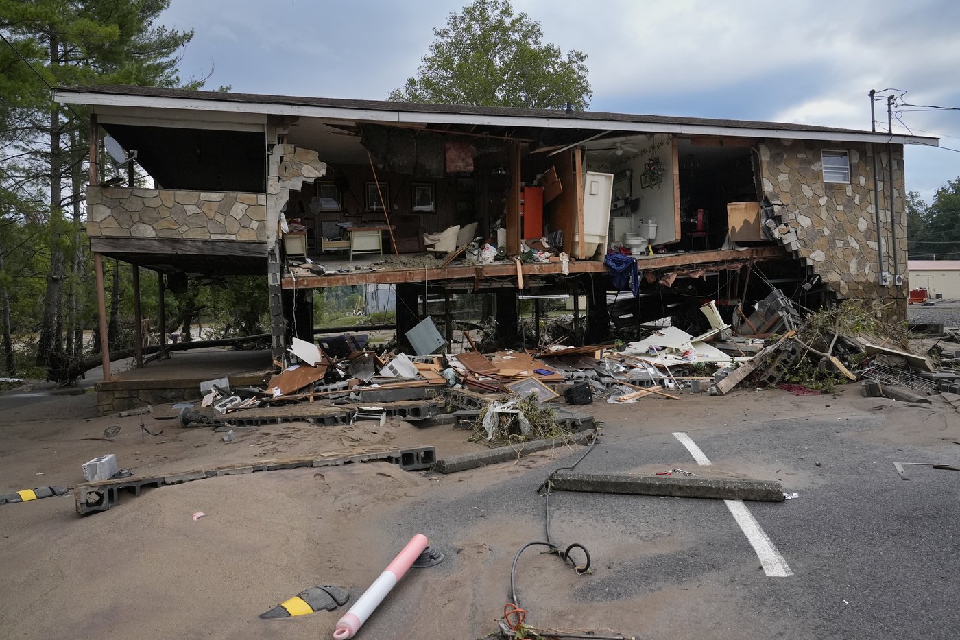 At least 64 dead after Helene's deadly march across the Southeast | iNFOnews.ca