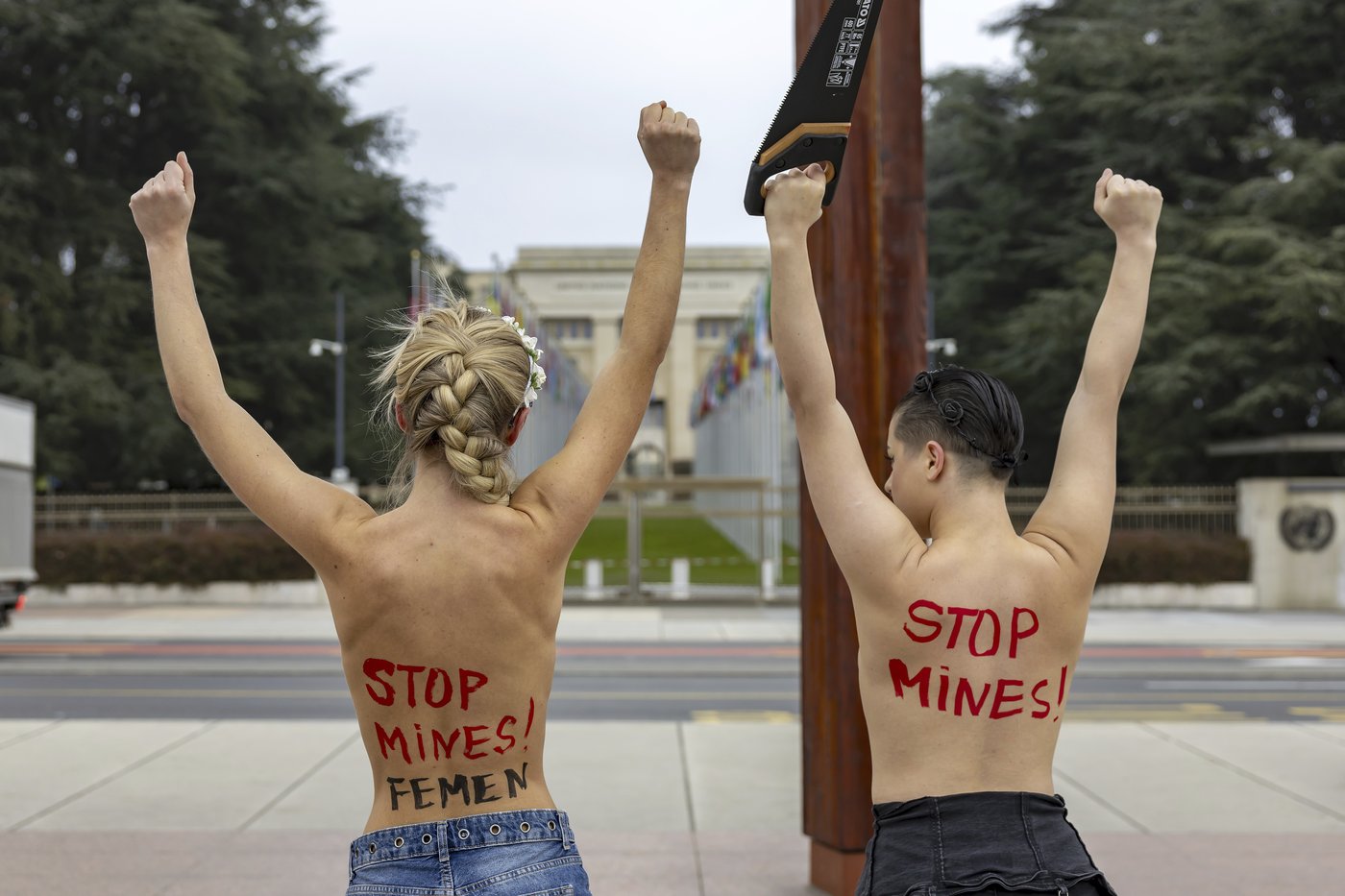 Topless women protesting the Ukraine war are detained for vandalizing sculpture near UN building | iNFOnews.ca Topless women protesting the Ukraine war are detained for vandalizing sculpture near UN building | iNFOnews.ca
