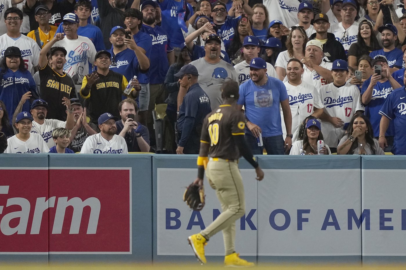 Dodger Stadium fans toss balls and trash on field, interrupt Padres' 10-2 win that evens NLDS | iNFOnews.ca