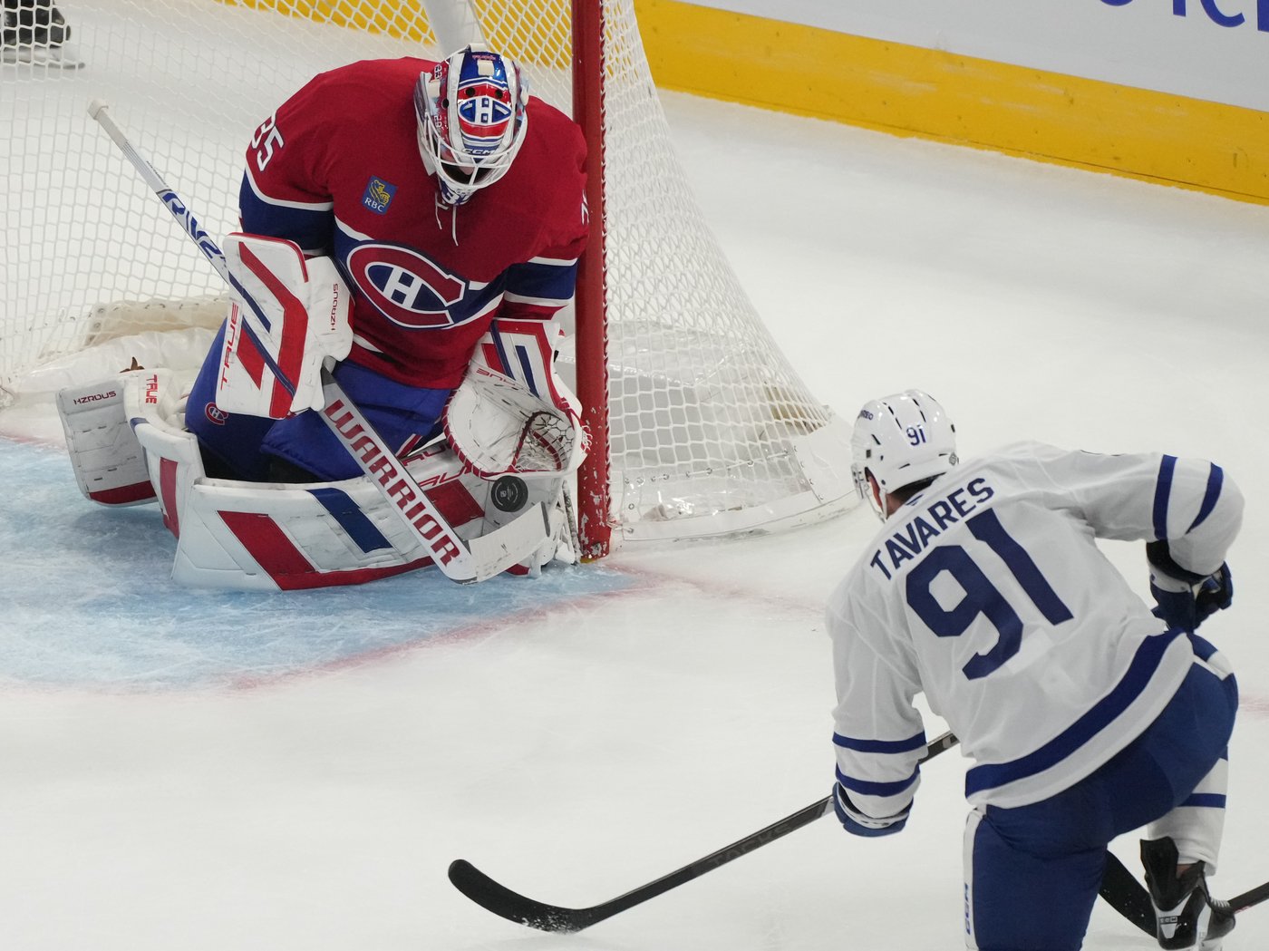 Montembeault posts 48-save shutout, Canadiens blank Maple Leafs 1-0 in season-opener | iNFOnews.ca