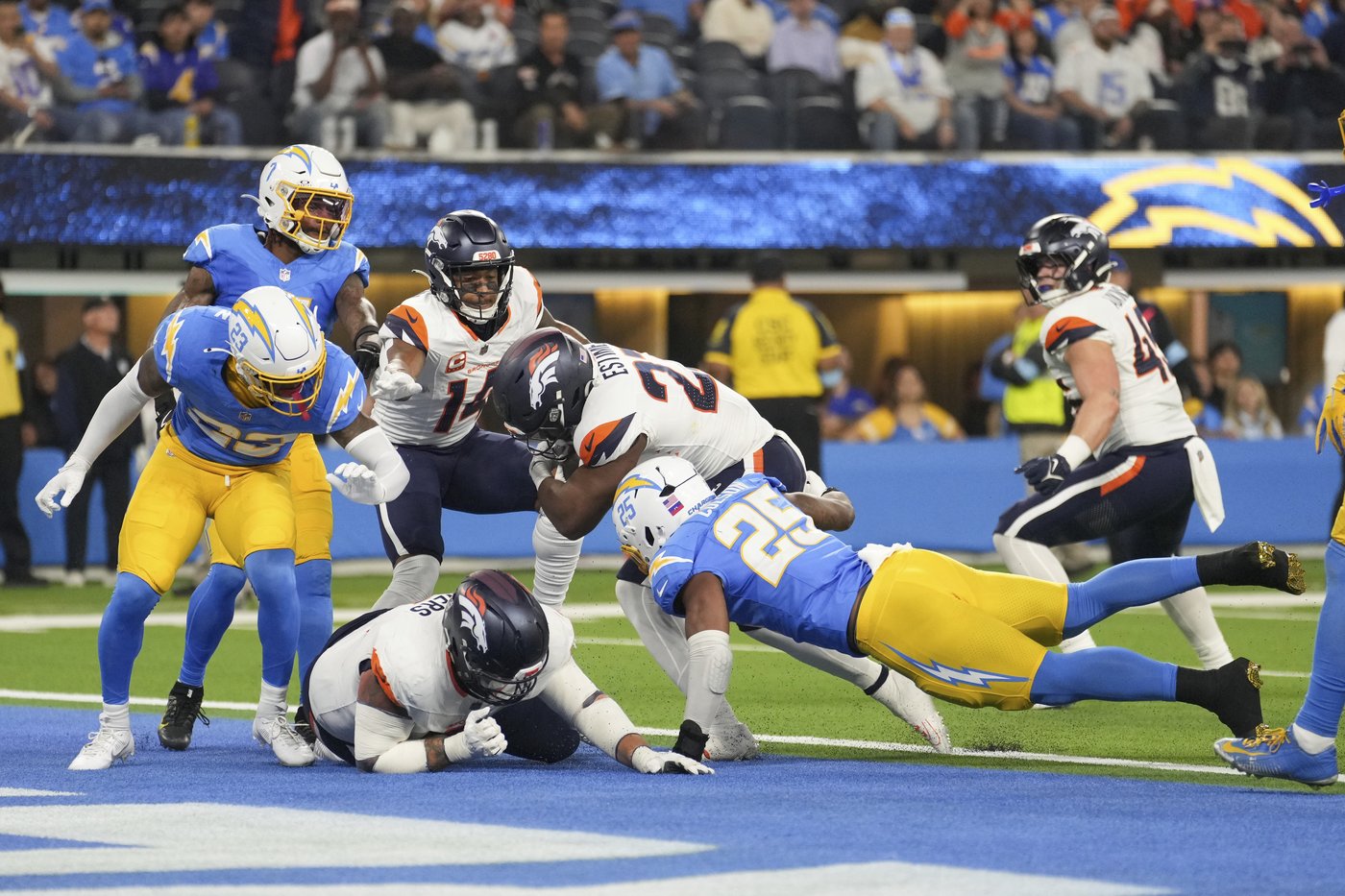 Chargers defense, coordinator Jesse Minter find their confidence after 6 poor quarters | iNFOnews.ca