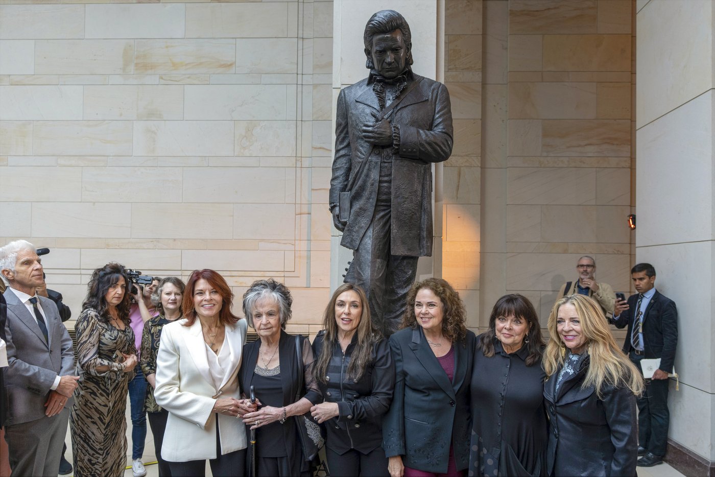 Hello, I'm Johnny Cash's statue: A monument to the singer is unveiled at the US Capitol | iNFOnews.ca Hello, I'm Johnny Cash's statue: A monument to the singer is unveiled at the US Capitol | iNFOnews.ca