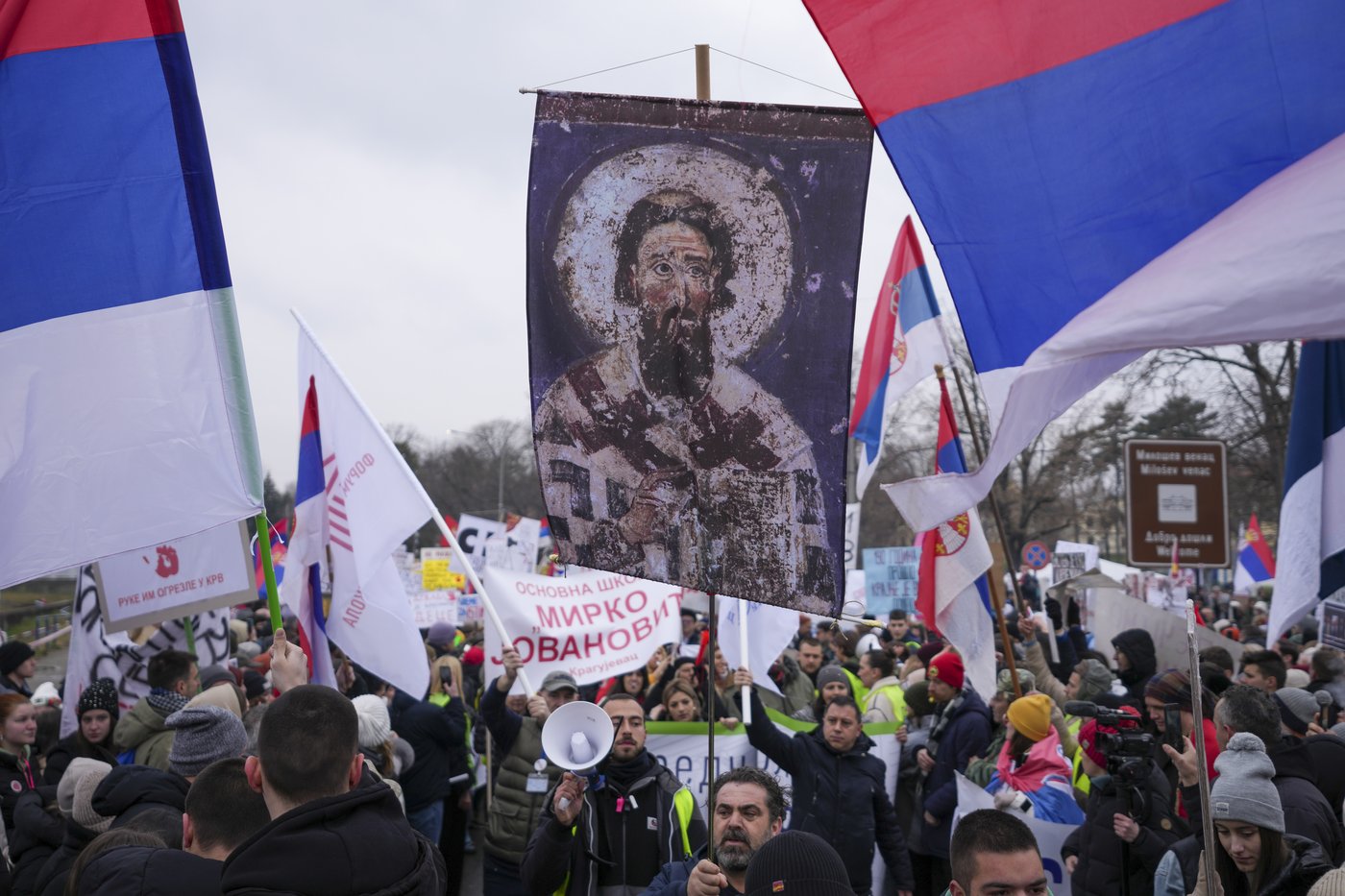 Serbia's protesting students and supporters of the president hold parallel rallies as tensions spike | iNFOnews.ca Serbia's protesting students and supporters of the president hold parallel rallies as tensions spike | iNFOnews.ca