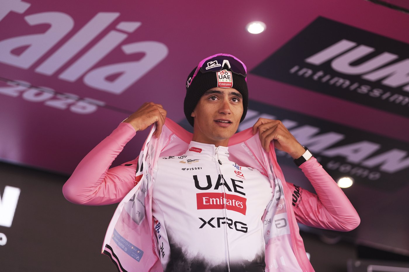 Del Toro stays in pink at Giro d'Italia after first of two mountain showdowns | iNFOnews.ca
