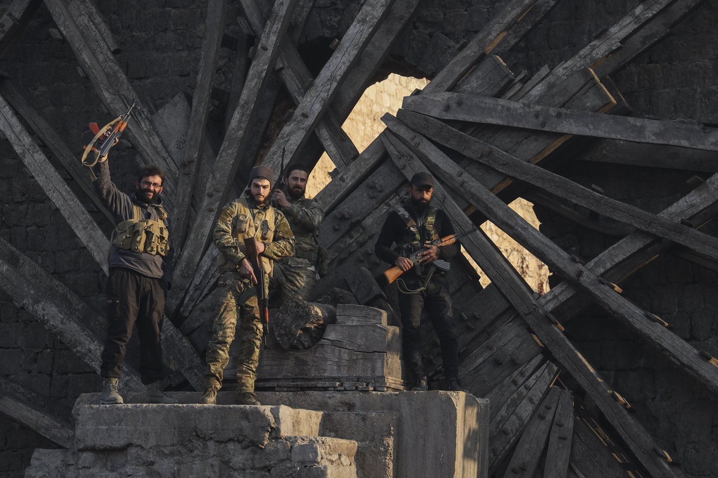 Thousands flee as Syrian insurgents advance to the doorstep of the country's third-largest city | iNFOnews.ca