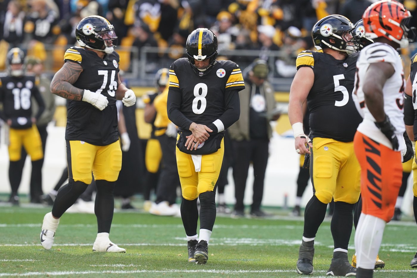 Aaron Rodgers to be evaluated after leaving Steelers' win over Bengals with left wrist injury | iNFOnews.ca