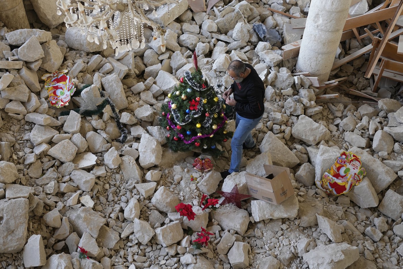 In the ruins of a bombed-out church in Lebanon, there's now a tiny Christmas tree | iNFOnews.ca In the ruins of a bombed-out church in Lebanon, there's now a tiny Christmas tree | iNFOnews.ca