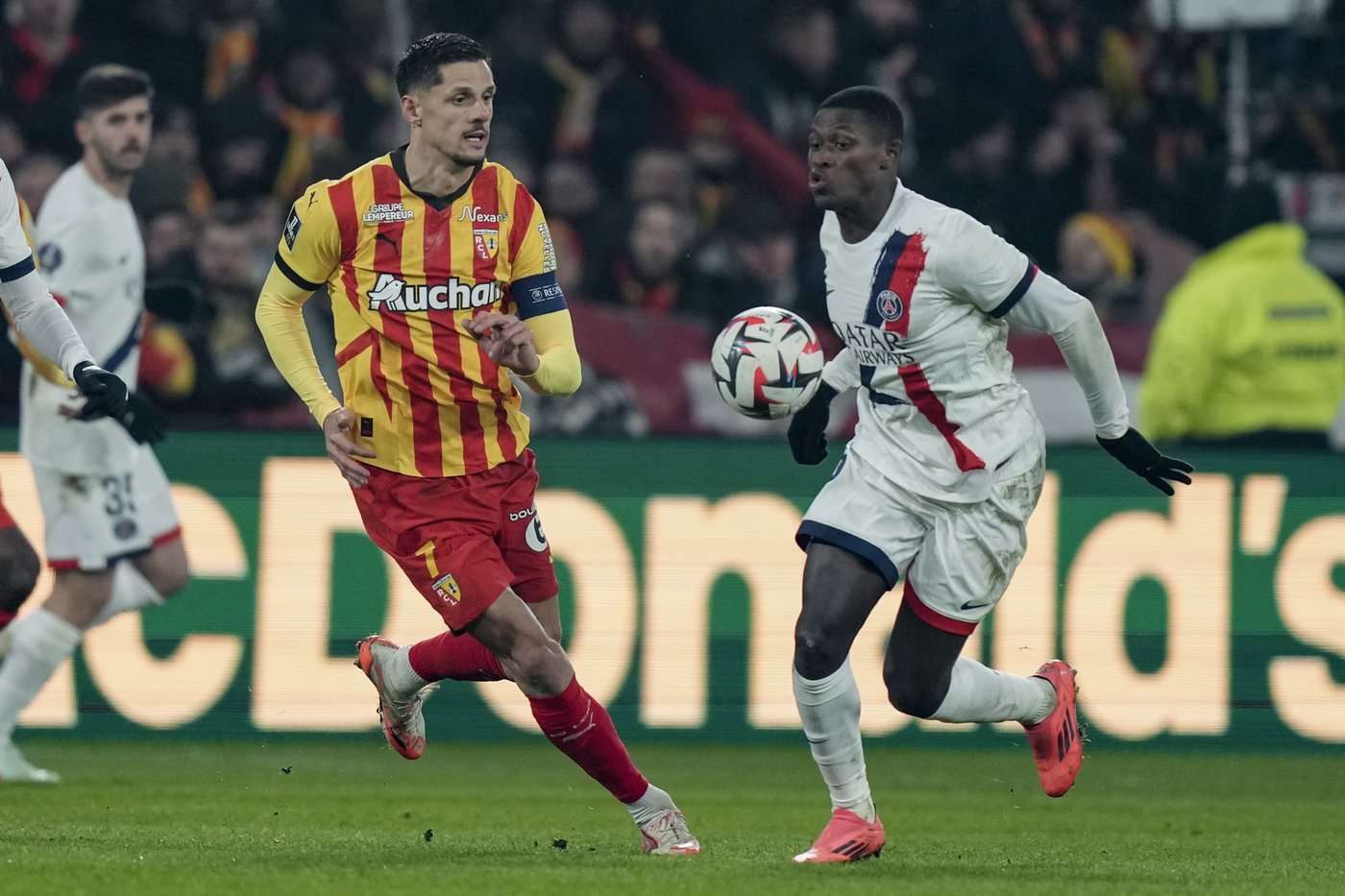 Barcola scores and assists as PSG struggles past Lens with Man City next in crunch match | iNFOnews.ca