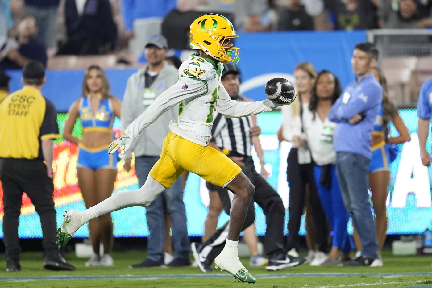 Dillon Gabriel throws for 3 TDs as No. 8 Oregon beats UCLA 34-13 in first Big Ten game | iNFOnews.ca Dillon Gabriel throws for 3 TDs as No. 8 Oregon beats UCLA 34-13 in first Big Ten game | iNFOnews.ca