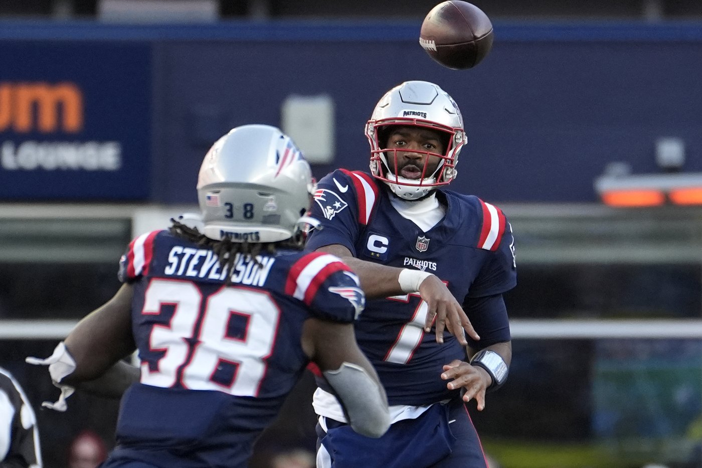 Patriots can't quite celebrate victory over Jets with QB Maye in concussion protocol | iNFOnews.ca Patriots can't quite celebrate victory over Jets with QB Maye in concussion protocol | iNFOnews.ca
