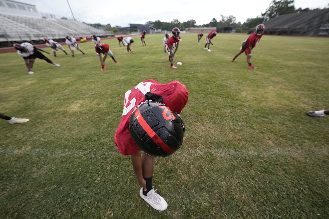 Hotter summers are making high school football a fatal game for some players | iNFOnews.ca Hotter summers are making high school football a fatal game for some players | iNFOnews.ca