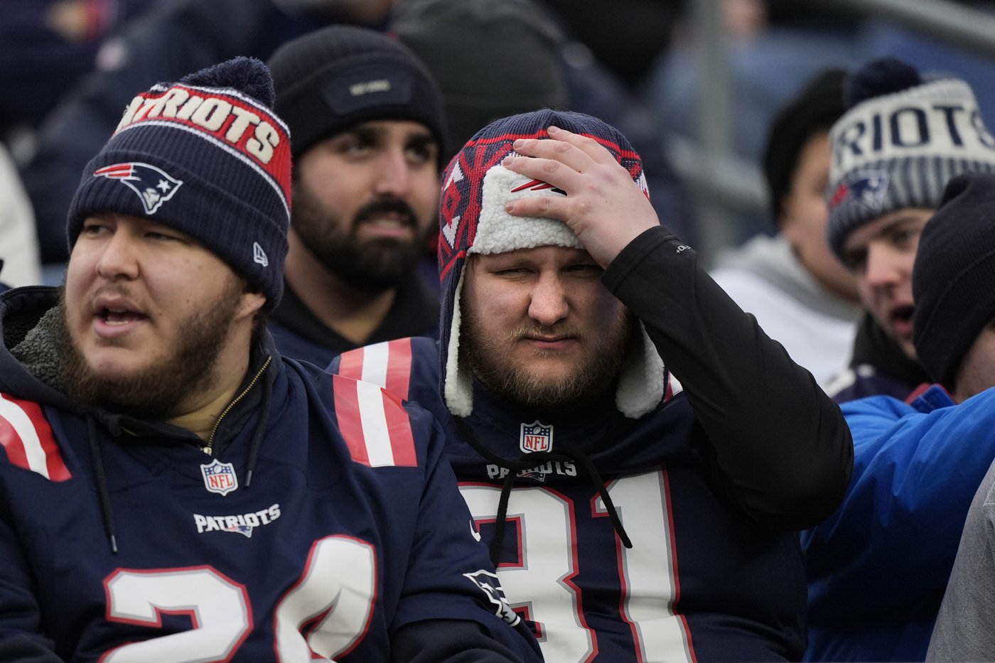 Herbert tosses 3 TD passes and Chargers secure a playoff spot with a 40-7 rout of Patriots | iNFOnews.ca