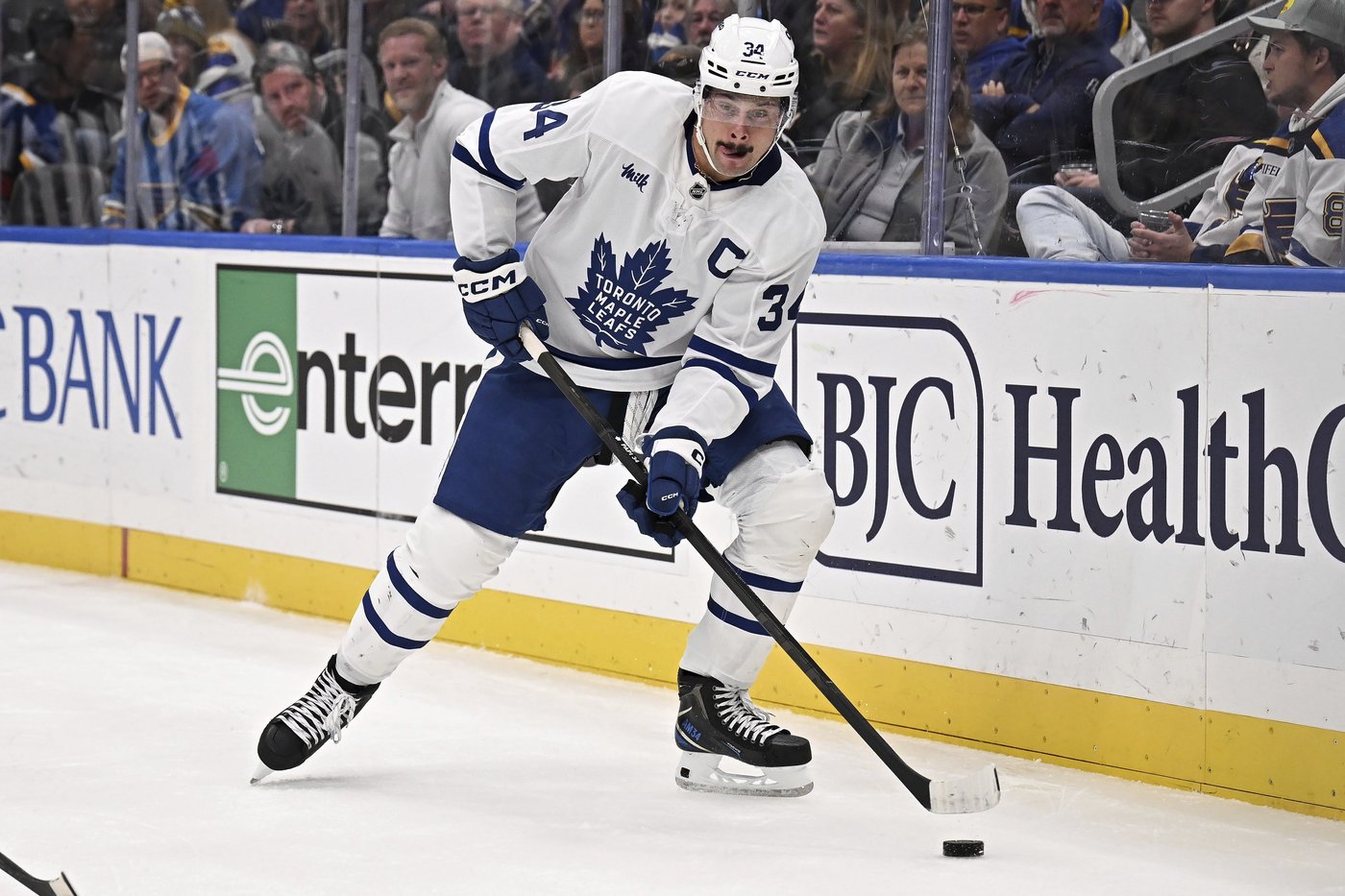Maple Leafs' Matthews says Wednesday return possible after visiting doctor in Germany | iNFOnews.ca