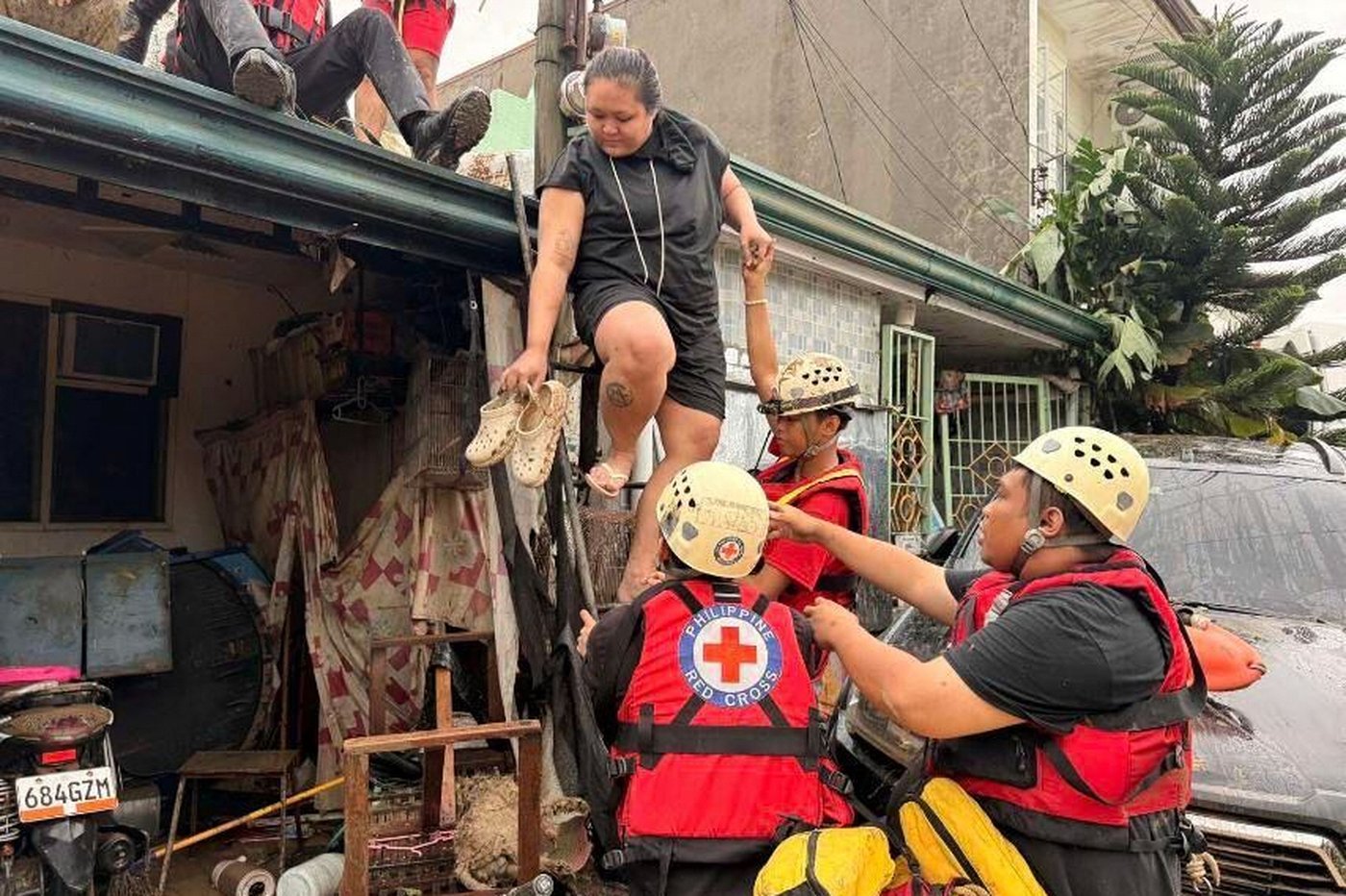 Philippine air force helicopter carrying 5 crashes while en route to help in typhoon response | iNFOnews.ca