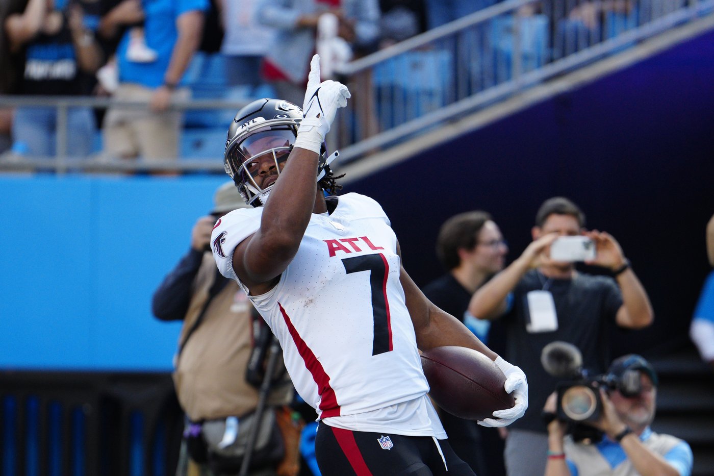 Bijan Robinson scores 2 TDs. Falcons beat Panthers 38-20 for 3rd straight victory vs. NFC South foe | iNFOnews.ca Bijan Robinson scores 2 TDs. Falcons beat Panthers 38-20 for 3rd straight victory vs. NFC South foe | iNFOnews.ca