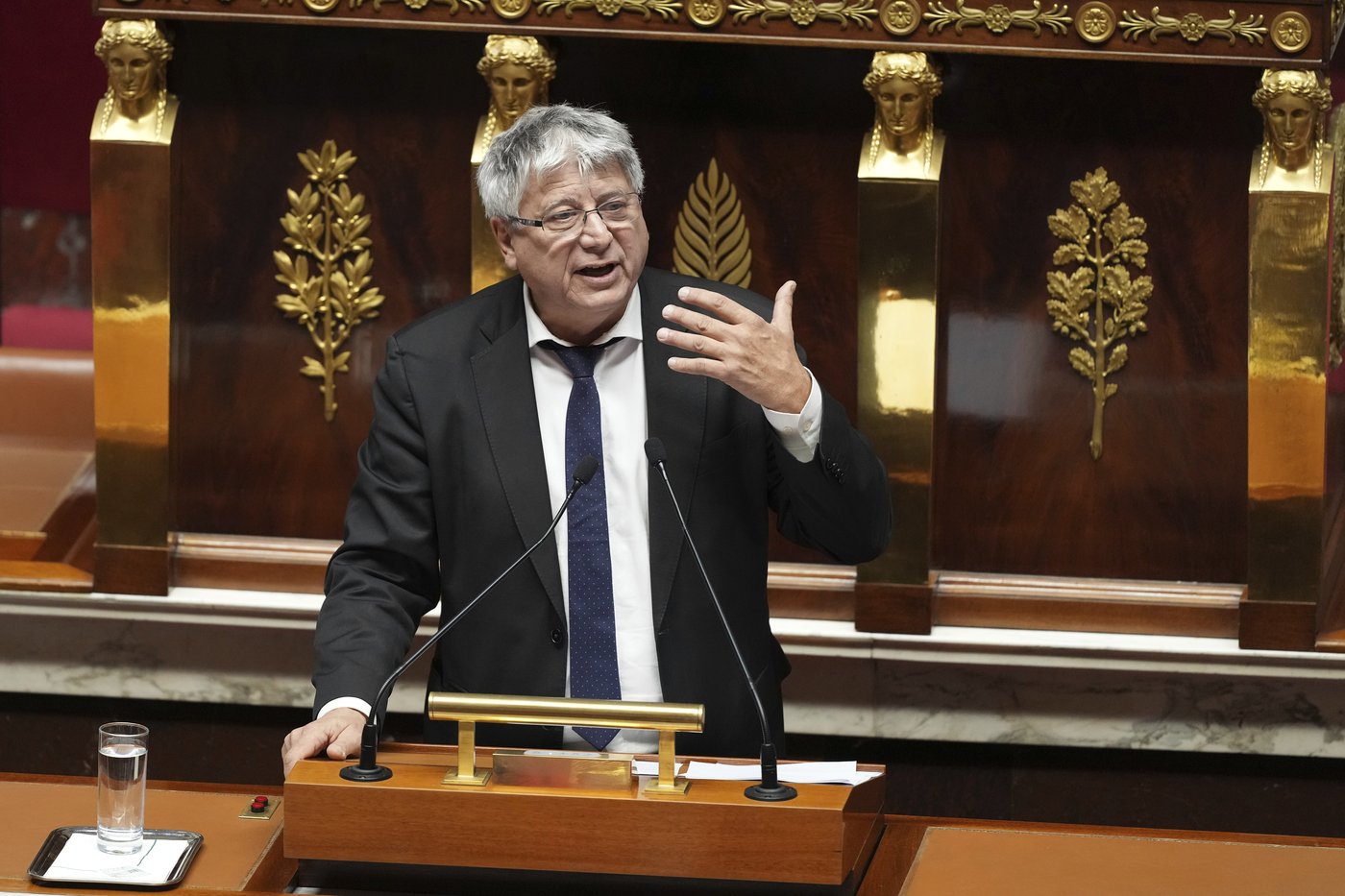 French lawmakers vote to oust prime minister in the first successful no-confidence vote since 1962 | iNFOnews.ca