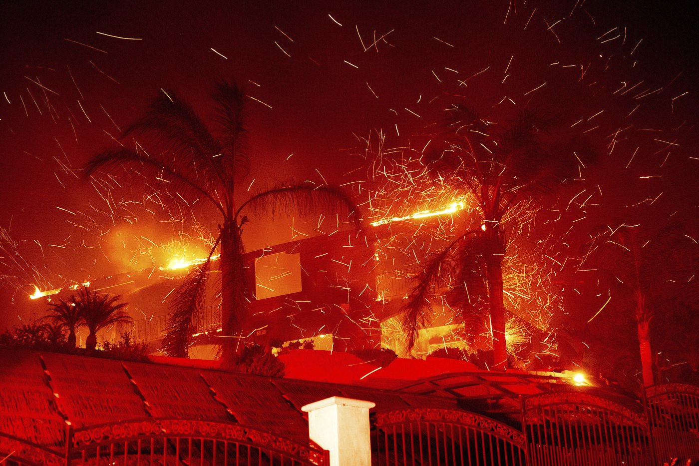 Thousands ordered to evacuate as powerful wind-fed wildfire burns homes in Southern California | iNFOnews.ca Thousands ordered to evacuate as powerful wind-fed wildfire burns homes in Southern California | iNFOnews.ca