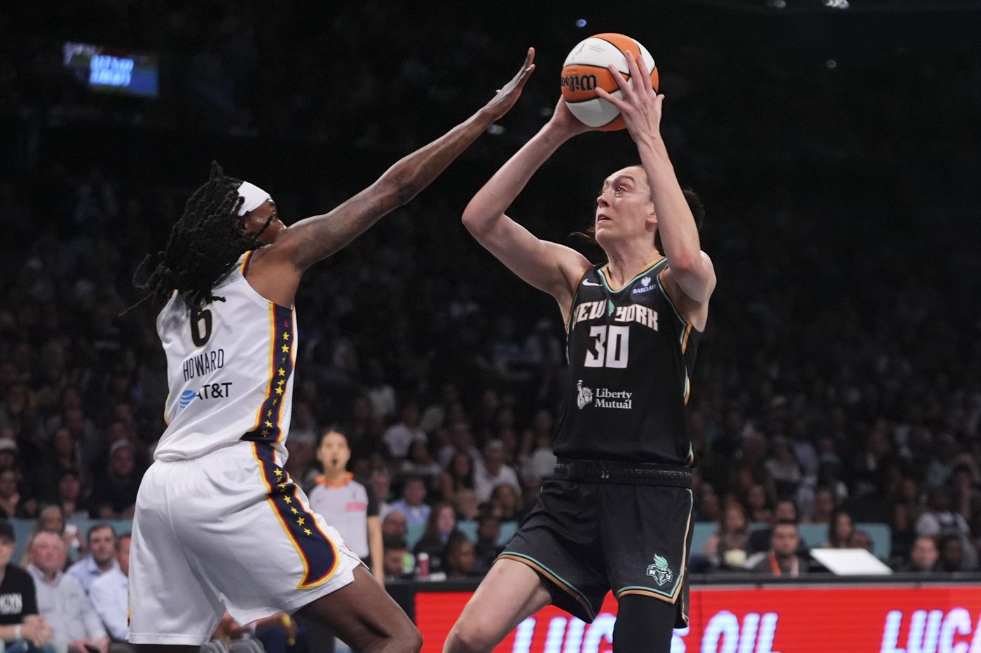 Liberty star Breanna Stewart has bone bruise in her right knee and is out indefinitely | iNFOnews.ca