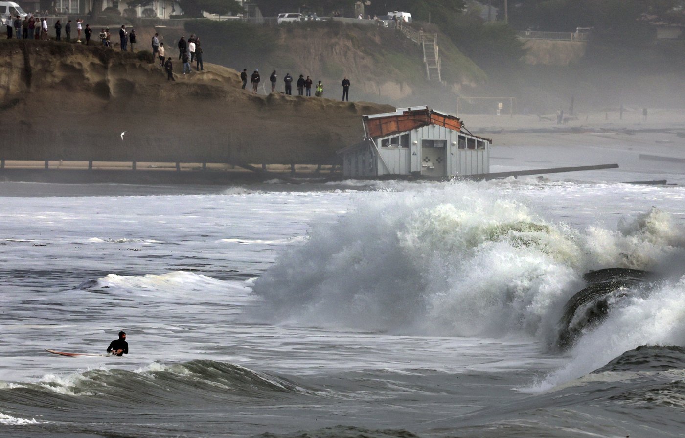 Major storm pounds California's central coast, blamed for man's death and partially collapsing pier | iNFOnews.ca Major storm pounds California's central coast, blamed for man's death and partially collapsing pier | iNFOnews.ca