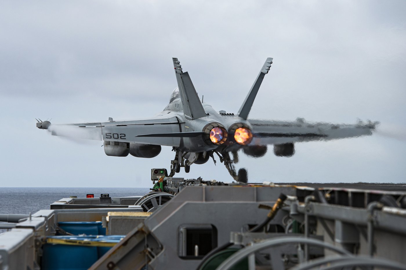 A Navy jet crashed off the coast of San Diego. 2 crewmembers were rescued. | iNFOnews.ca A Navy jet crashed off the coast of San Diego. 2 crewmembers were rescued. | iNFOnews.ca