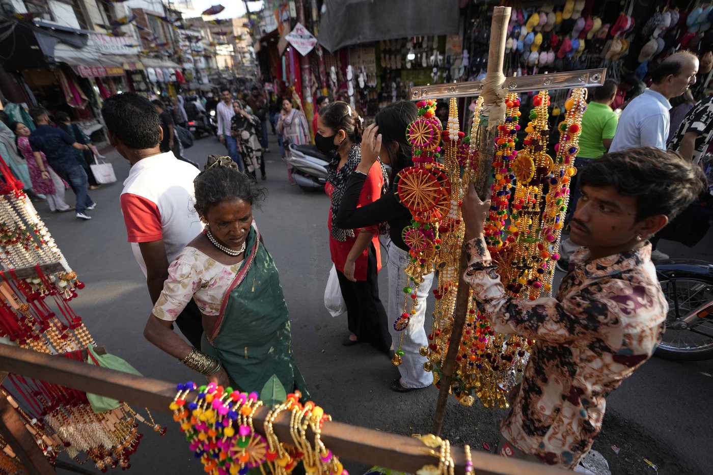 Indians mark Diwali by lighting a record number of earthen lamps | iNFOnews.ca