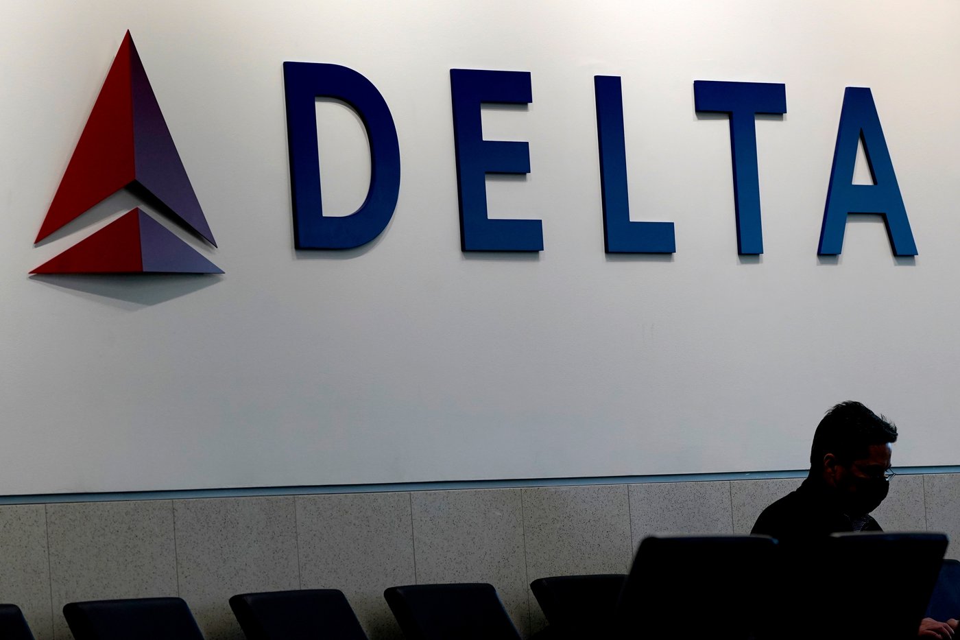 Delta jets have a 'low-speed collision' on LaGuardia taxiway, injuring 1 | iNFOnews.ca