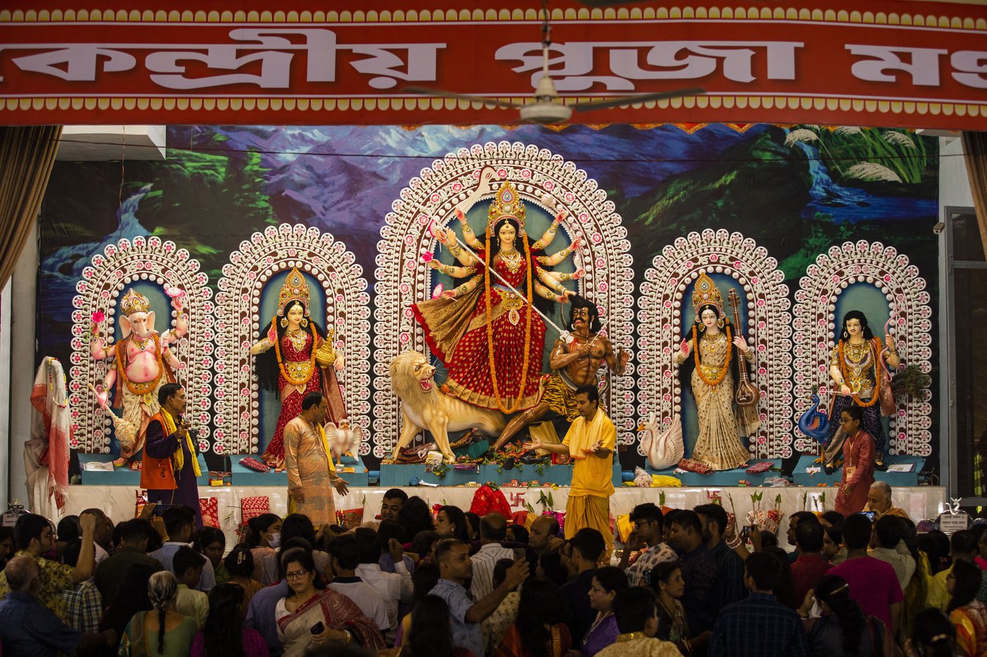 Hindus in Bangladesh celebrate their largest festival under tight security following attacks | iNFOnews.ca Hindus in Bangladesh celebrate their largest festival under tight security following attacks | iNFOnews.ca