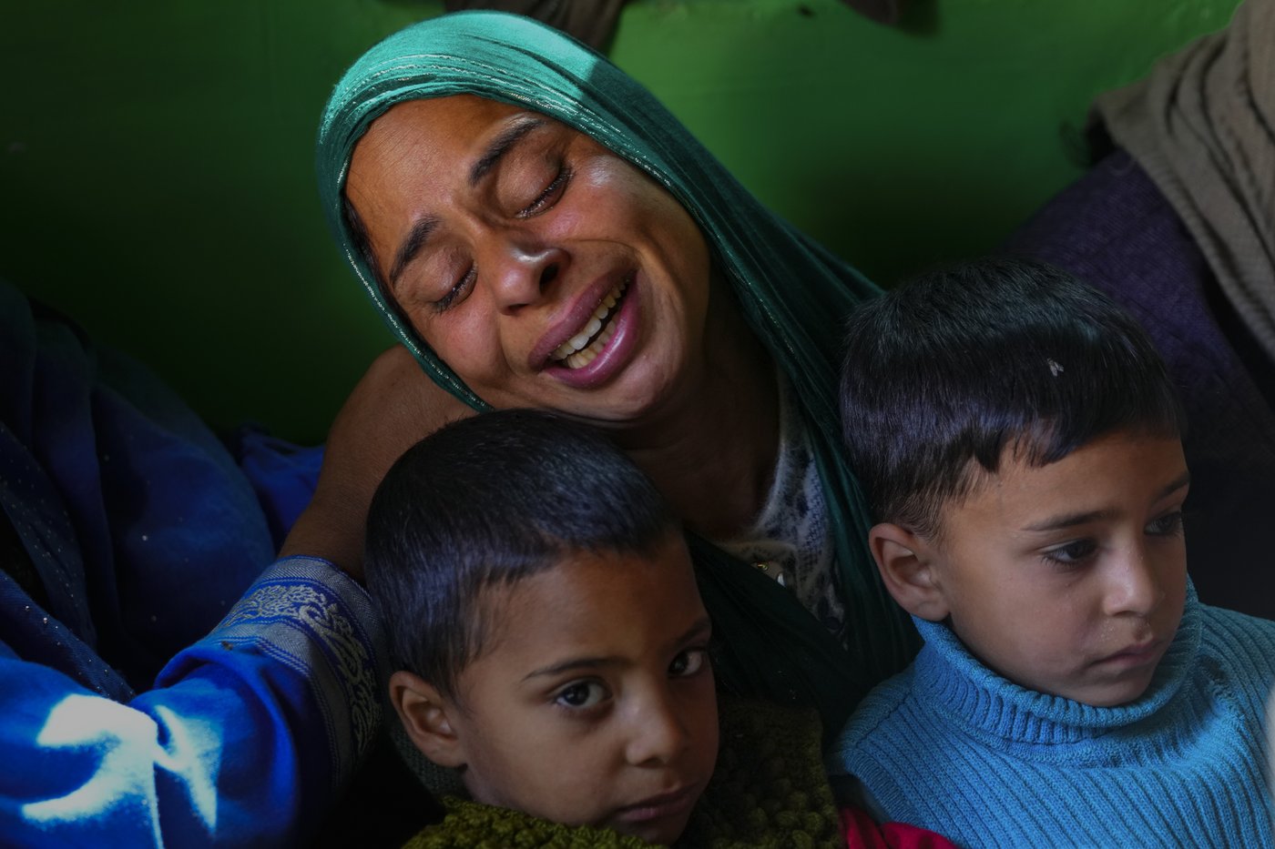 3 Indian soldiers and 2 civilians are killed in an alleged rebel ambush in Kashmir | iNFOnews.ca