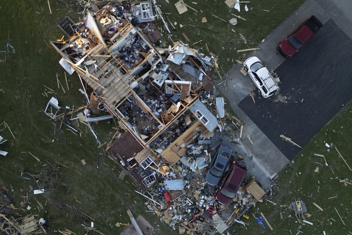 Severe weather leaves at least 27 dead, including 18 in Kentucky | iNFOnews.ca Severe weather leaves at least 27 dead, including 18 in Kentucky | iNFOnews.ca