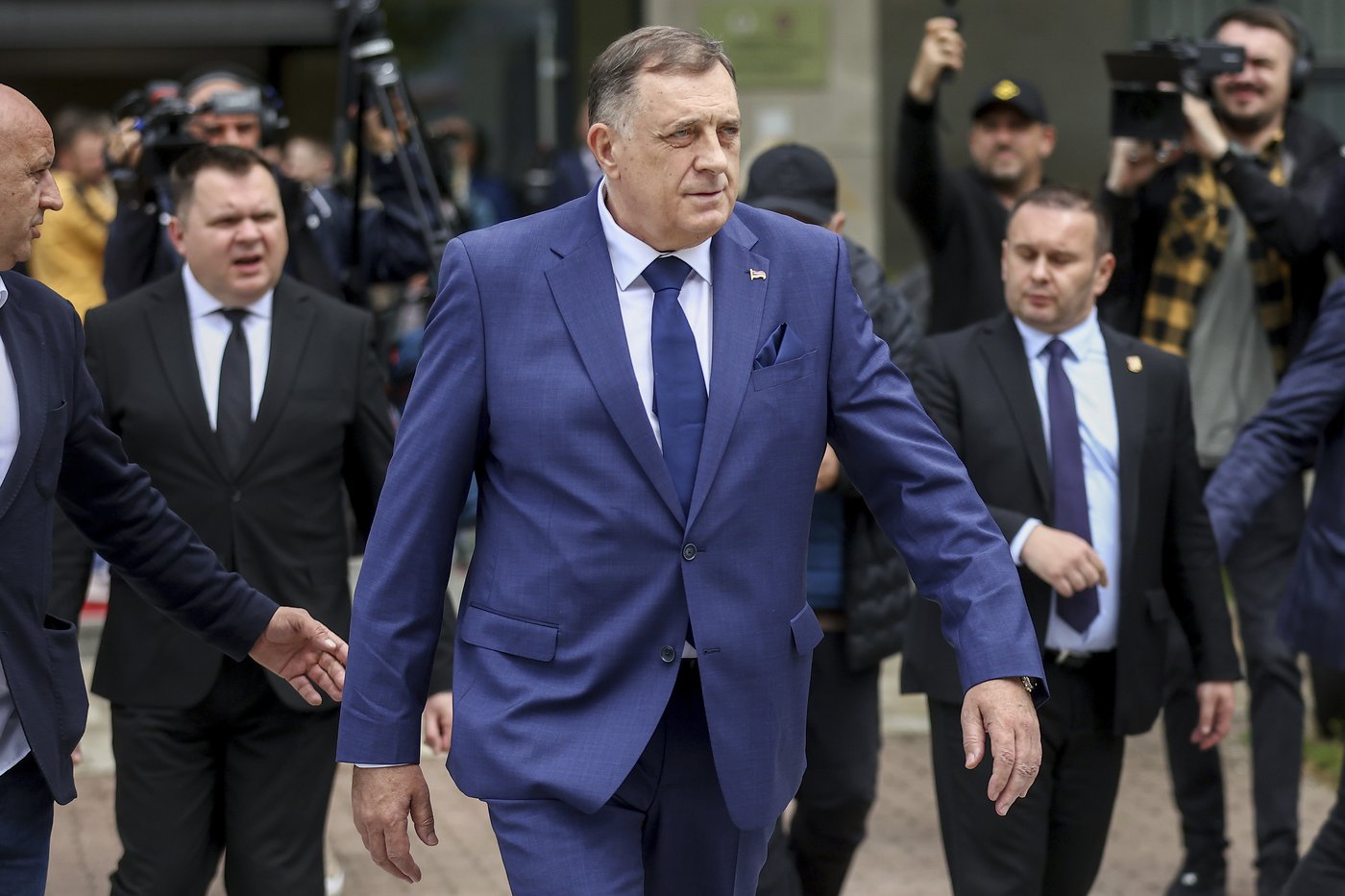 Top international official in Bosnia cuts financing for ruling Serb parties to pressure separatists | iNFOnews.ca Top international official in Bosnia cuts financing for ruling Serb parties to pressure separatists | iNFOnews.ca