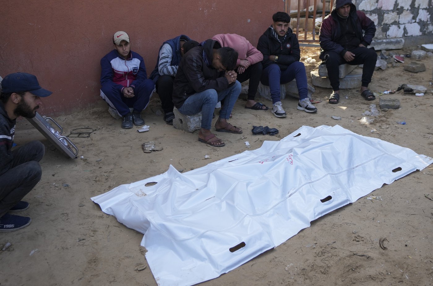 New Israeli airstrikes in southern Gaza kill at least 10, hospital workers say | iNFOnews.ca