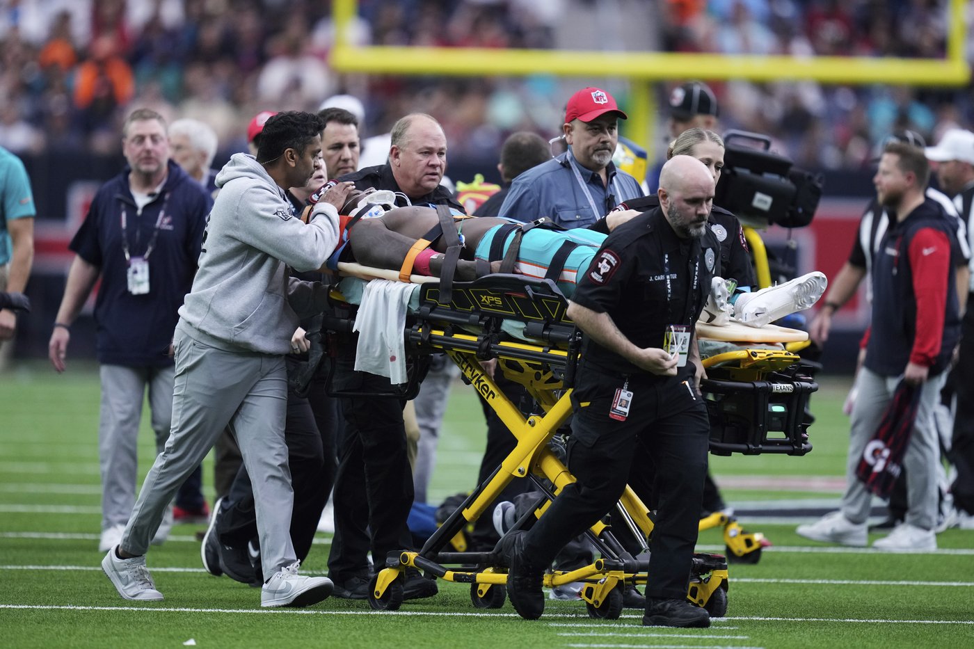 Dolphins' Grant DuBose has movement in extremities after scary hit to the head vs. Texans | iNFOnews.ca