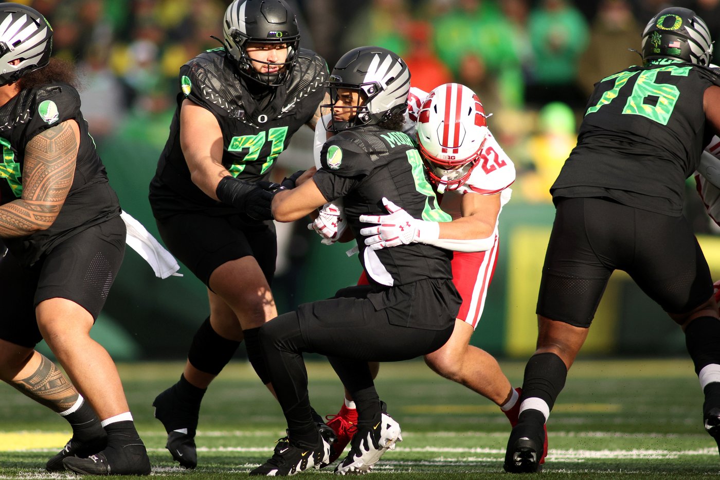 Oregon quarterback leaves game against Wisconsin after hit to the face | iNFOnews.ca Oregon quarterback leaves game against Wisconsin after hit to the face | iNFOnews.ca