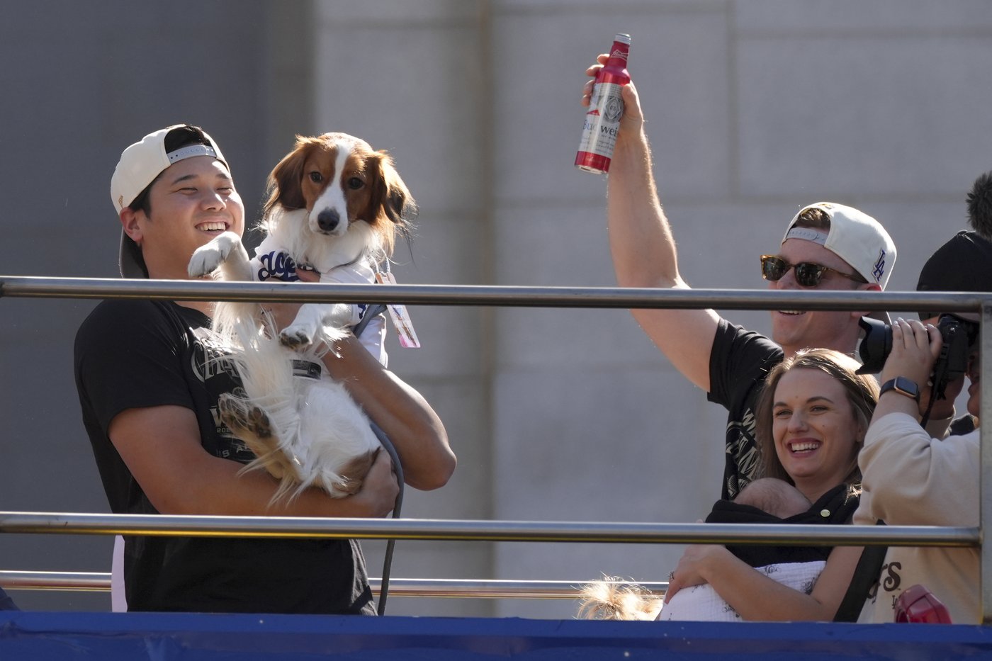 Shohei Ohtani brings his dog and addresses crowd in English as Dodgers celebrate World Series title | iNFOnews.ca