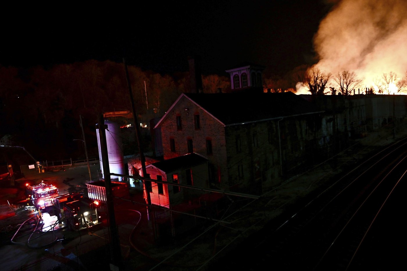 Wind-driven brushfire at Baltimore wood recycling yard closes expressway, light rail, schools | iNFOnews.ca Wind-driven brushfire at Baltimore wood recycling yard closes expressway, light rail, schools | iNFOnews.ca
