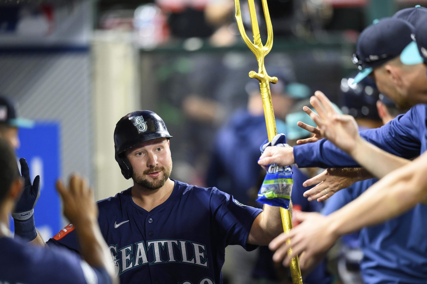Cal Raleigh is first to 40 homers this season with tiebreaking shot in Mariners' 7-2 win over Angels | iNFOnews.ca Cal Raleigh is first to 40 homers this season with tiebreaking shot in Mariners' 7-2 win over Angels | iNFOnews.ca