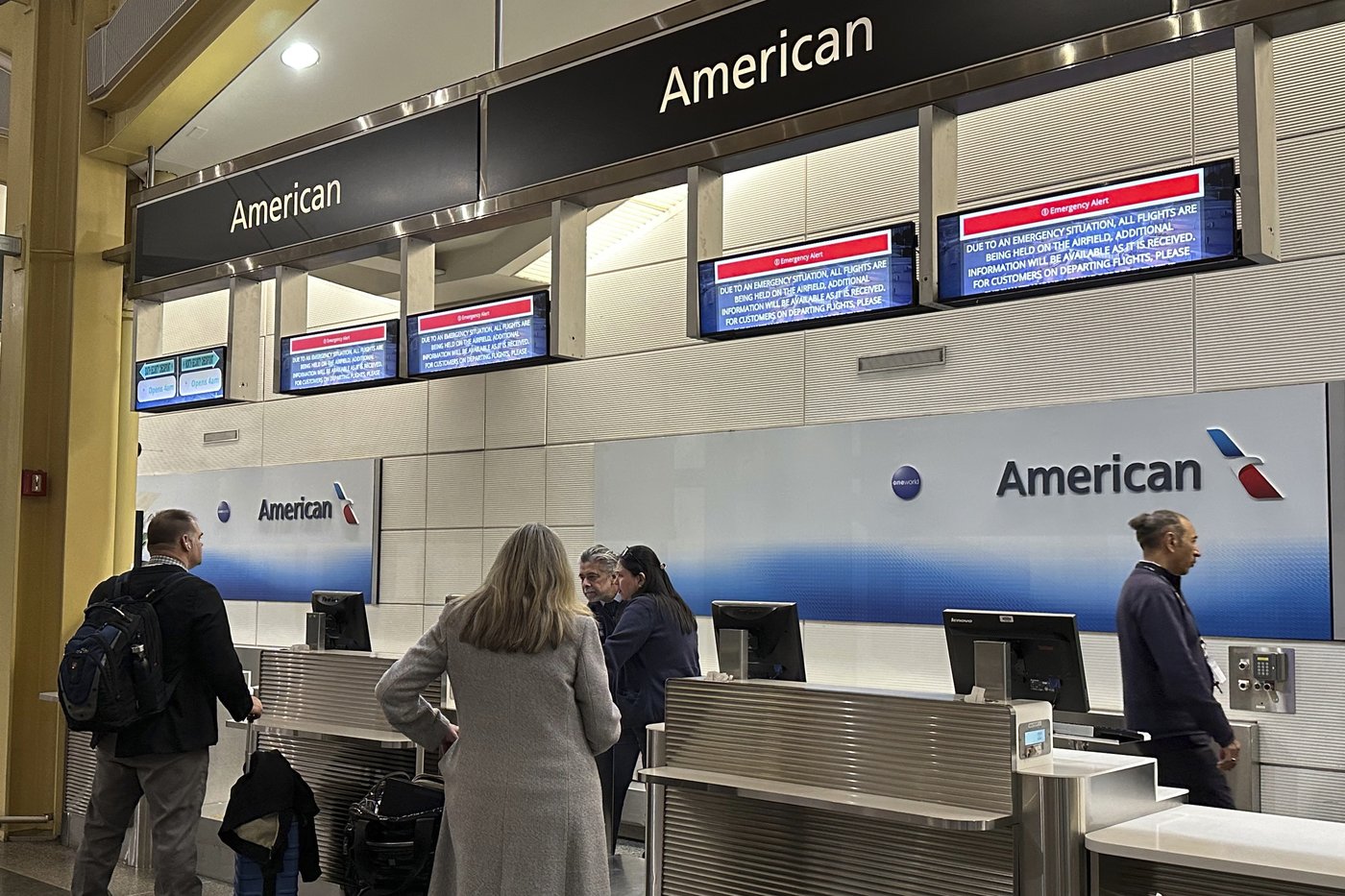 Passenger jet with 64 aboard collides with Army helicopter while landing at Reagan Airport near DC | iNFOnews.ca Passenger jet with 64 aboard collides with Army helicopter while landing at Reagan Airport near DC | iNFOnews.ca