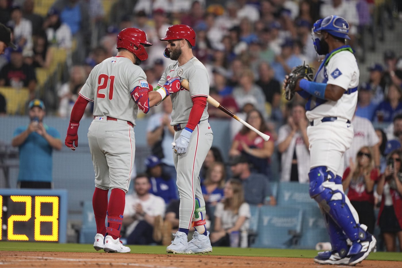 Phillies clinch NL East title in wild 10th-inning comeback against Dodgers | iNFOnews.ca