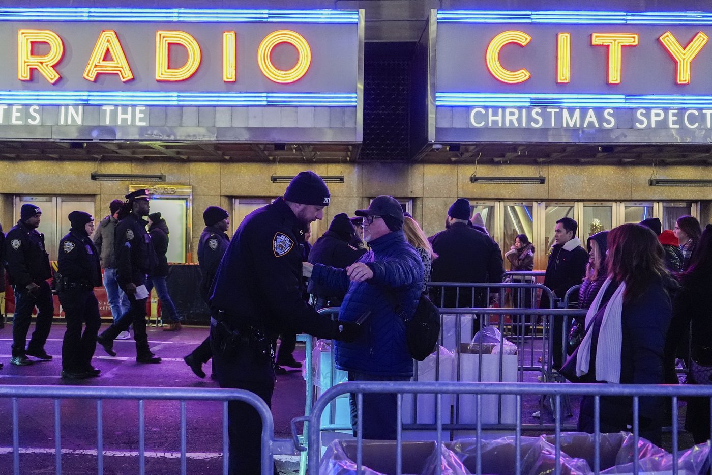 The Rockefeller Center Christmas tree lights up in New York City | iNFOnews.ca