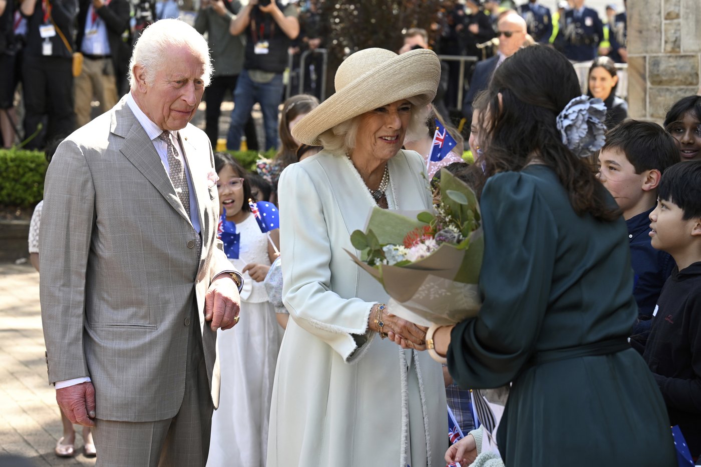Children greet King Charles III and Queen Camilla outside a Sydney church | iNFOnews.ca Children greet King Charles III and Queen Camilla outside a Sydney church | iNFOnews.ca