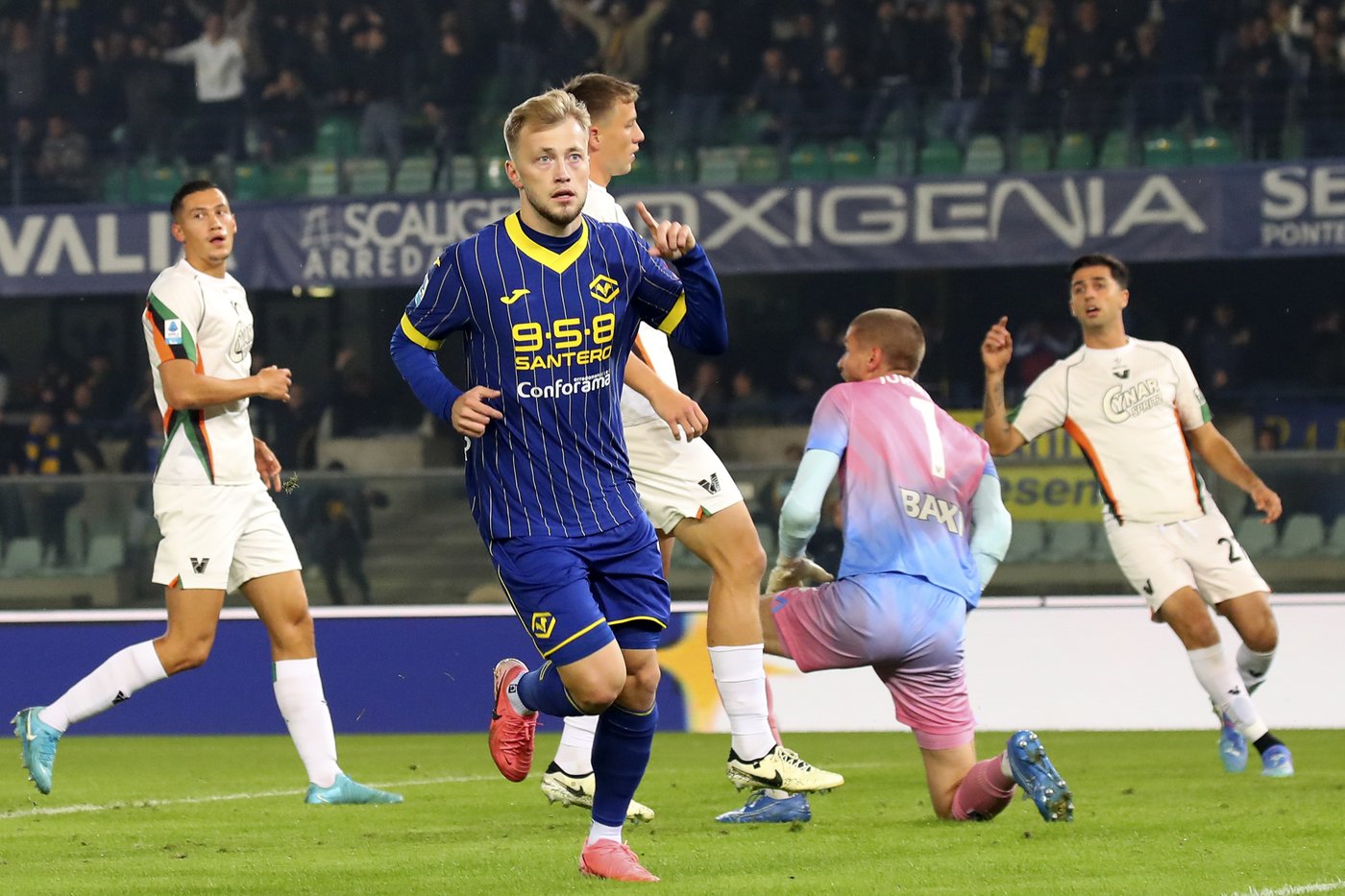 Napoli extends Serie A lead after beating plucky Como while Verona beats Venezia with late own goal | iNFOnews.ca Napoli extends Serie A lead after beating plucky Como while Verona beats Venezia with late own goal | iNFOnews.ca