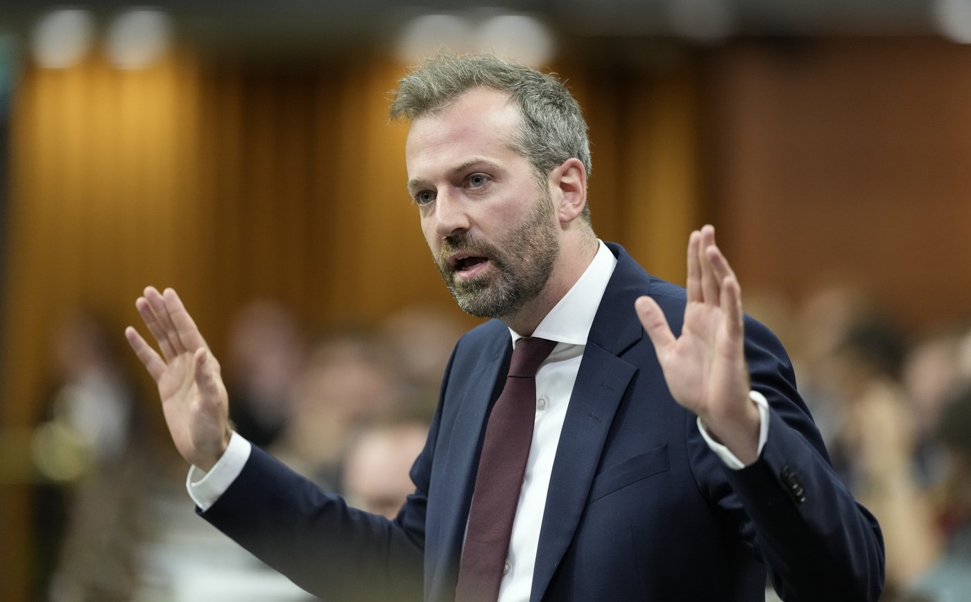 CP NewsAlert: Canada Post set to reduce frequency of letter mail delivery: minister | iNFOnews.ca