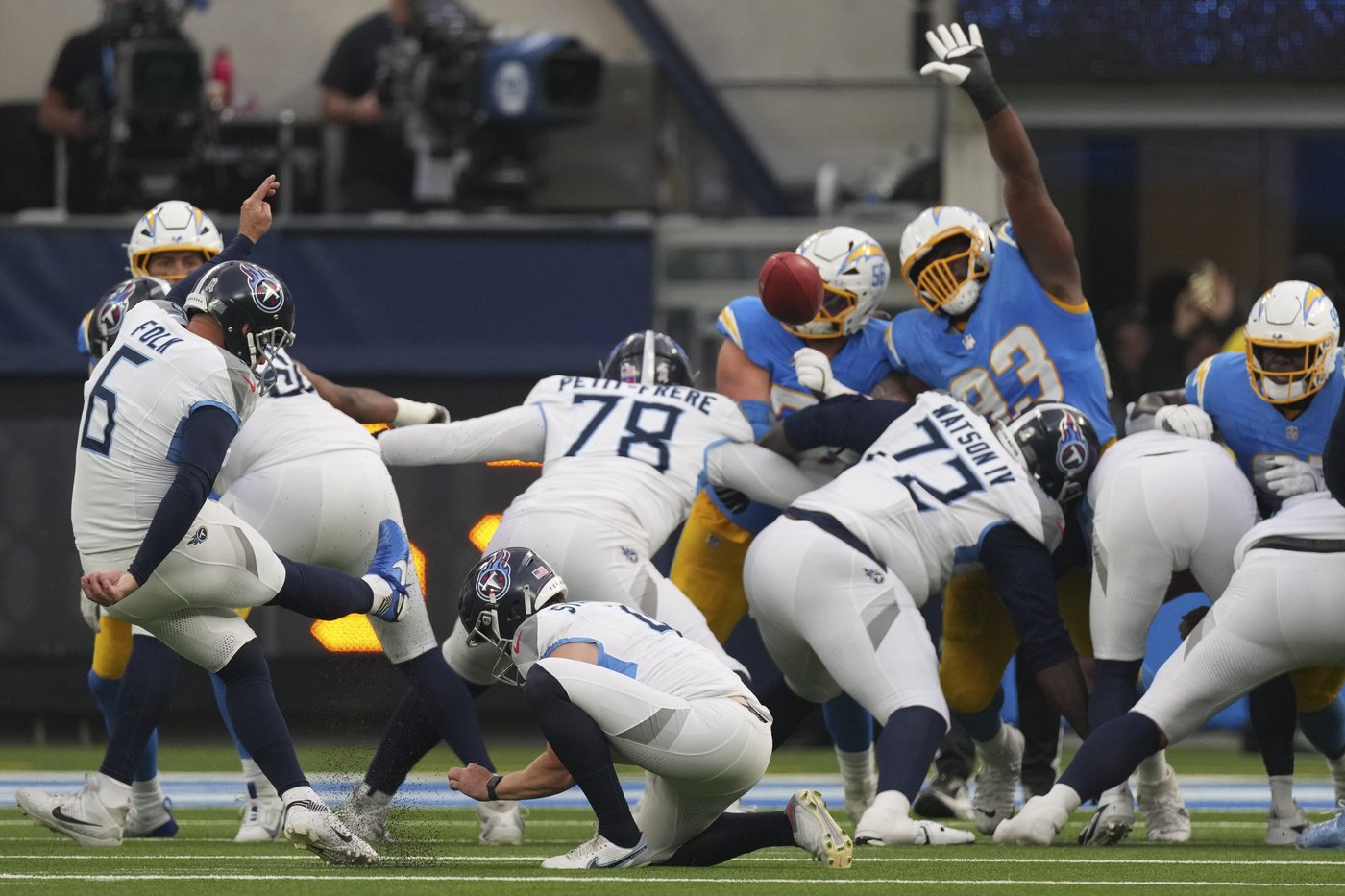 Justin Herbert has TDs passing and rushing as Chargers beat Titans 27-17 for 3rd straight win | iNFOnews.ca Justin Herbert has TDs passing and rushing as Chargers beat Titans 27-17 for 3rd straight win | iNFOnews.ca