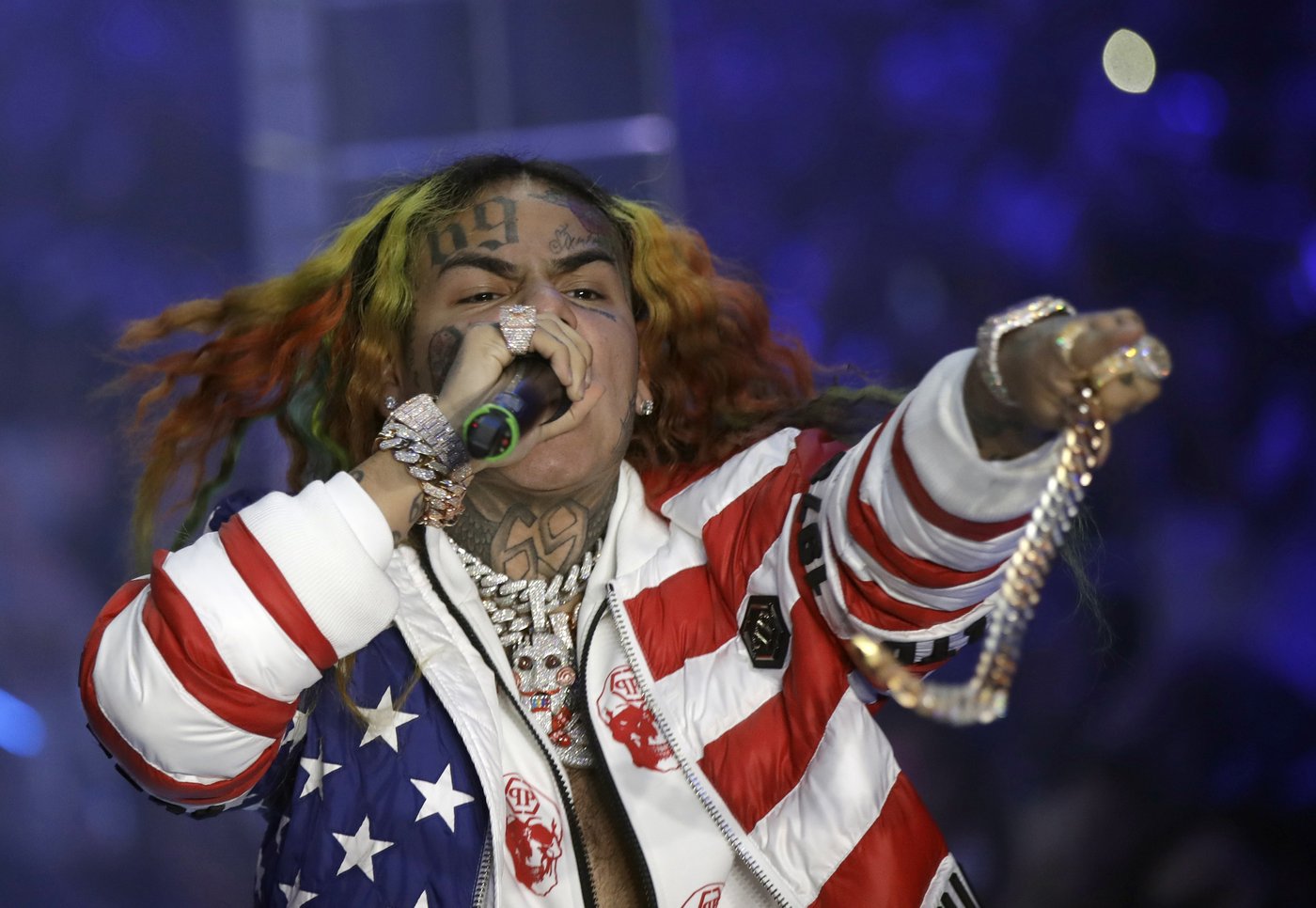 Rapper Tekashi 6ix9ine is arrested in New York for a possible parole violation | iNFOnews.ca