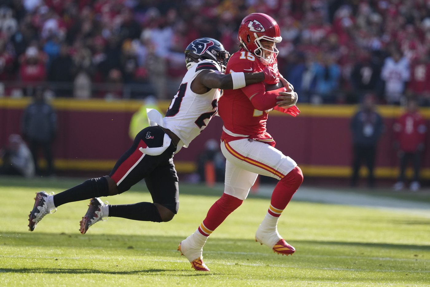 Mahomes throws for TD and runs for score as Chiefs beat Texans 27-19 to close in on No. 1 seed | iNFOnews.ca Mahomes throws for TD and runs for score as Chiefs beat Texans 27-19 to close in on No. 1 seed | iNFOnews.ca