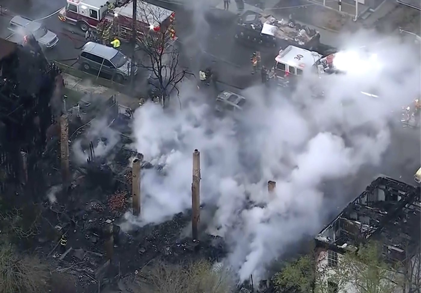 Girl is killed and her sister is missing after a fire destroys several New Jersey homes | iNFOnews.ca Girl is killed and her sister is missing after a fire destroys several New Jersey homes | iNFOnews.ca
