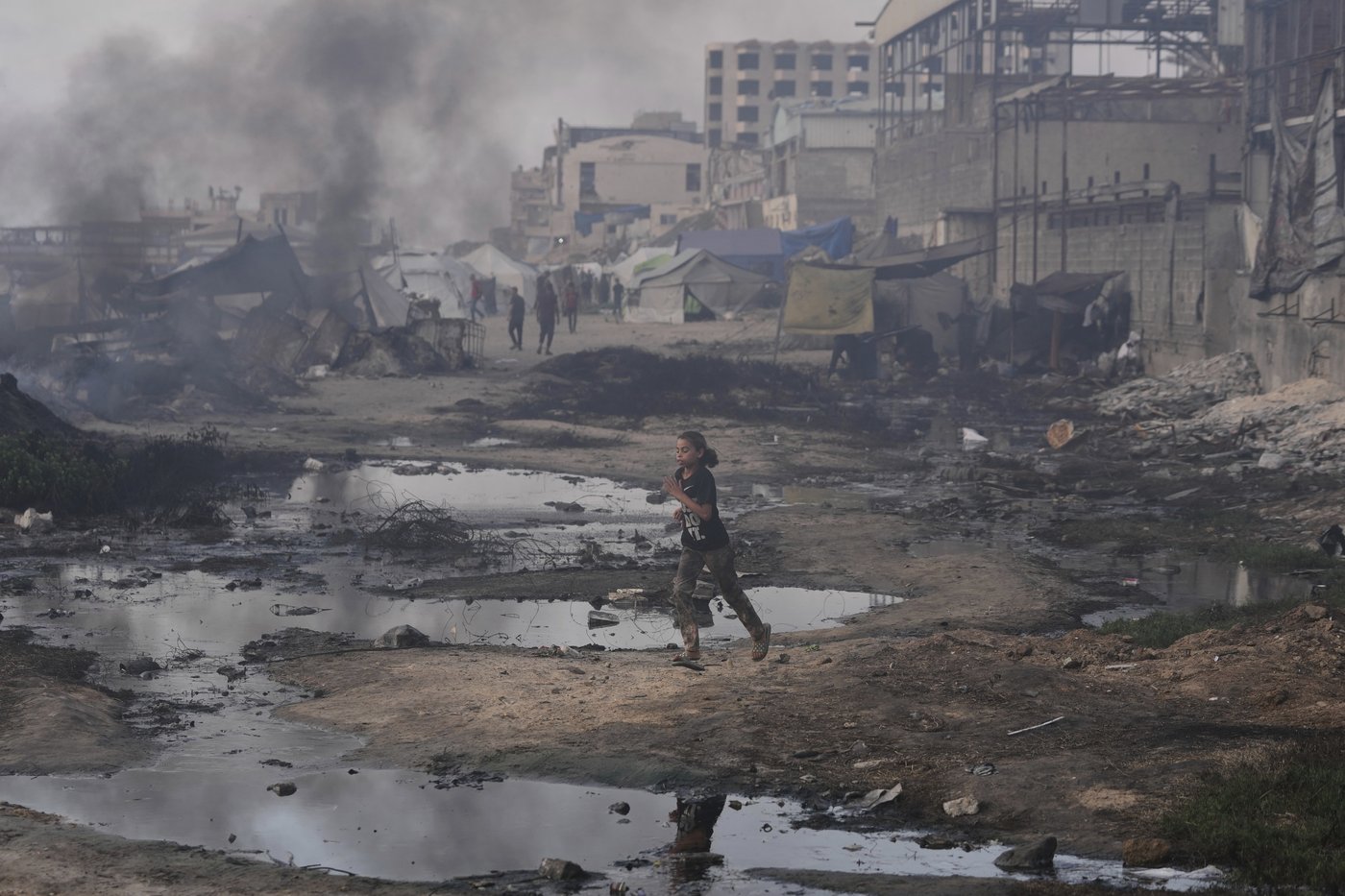 Palestinians say Israel and its allies fired on a crowd near Gaza aid site. Hospital says 14 killed | iNFOnews.ca