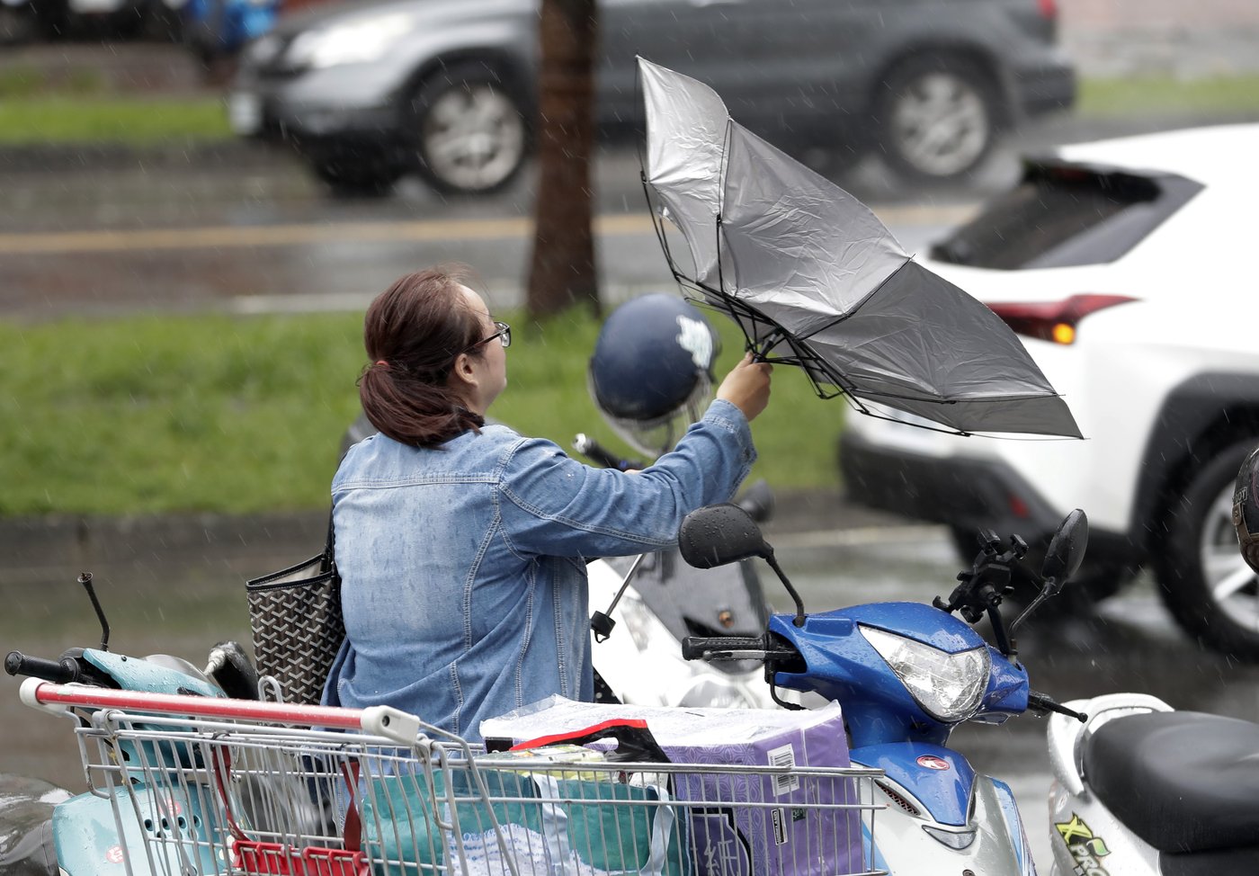 2 dead and thousands evacuated as a typhoon approaches Taiwan | iNFOnews.ca