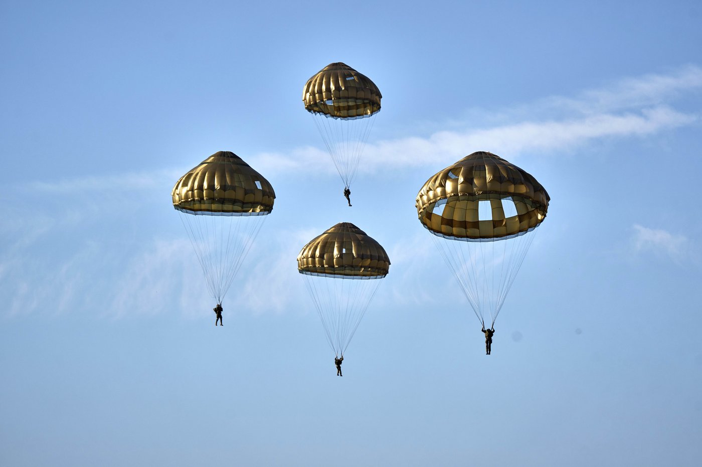 Hundreds of parachutists drop over Dutch heath to commemorate World War II operation | iNFOnews.ca