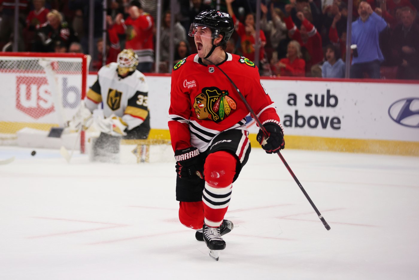Blackhawks score 4 3rd-period goals for 5-2 win over Bruins | iNFOnews.ca